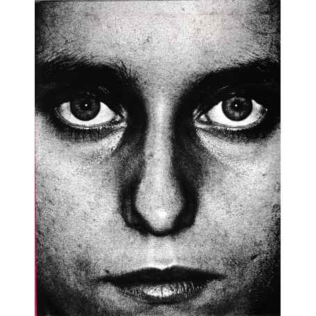 One. Testo in inglese tedesco francese.