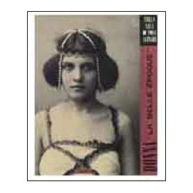 Donna «La belle époque». Nella sala di posa Alinari.